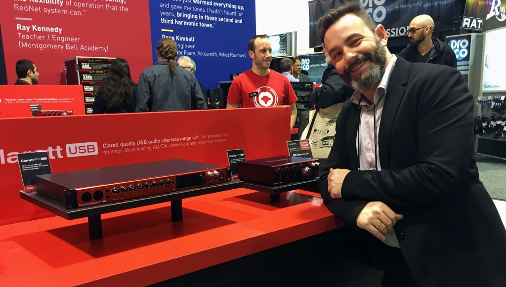 Namm Show en exclusiva 4 Zígor López, responsable de ventas de Zentralmedia con una de las nuevas interfaces Clarett USB, de la marca británica Focusrite.