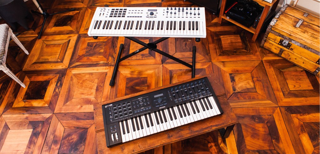ARTURIA ANUNCIA LOS NUEVOS TECLADOS CONTROLADORES MIDI KEYLAB MKII 3 keylabmk2_room