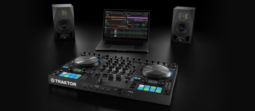 Pon tus sesiones en marcha con el TRAKTOR KONTROL S4 3 img-ce-gallery-traktor_kontrol_s4_mk3_overview_04_image_gallery_25-0b630fa25d2ea00eef442370ae71ffe5-d