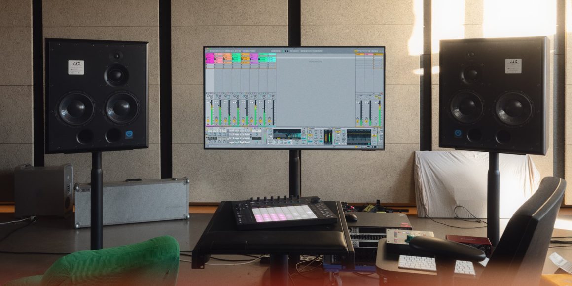 Bitwig vs Ableton Live: Bitwig ya no es solo “el DAW parecido a Ableton” 2 Imagen mostrando lAbleton Live 12.2, con la nueva función 'Bounce to New Track', que permite consolidar clips en una nueva pista de forma rápida y eficiente