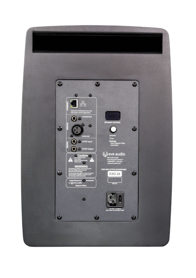 Panel trasero del altavoz EVE Audio EXO 28 con conexiones analógicas, digitales y control por red