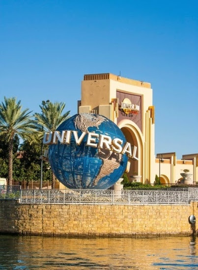 Globo icónico de Universal Studios frente a la entrada del parque en Florida, sede de la experiencia nocturna de InfoComm 2025