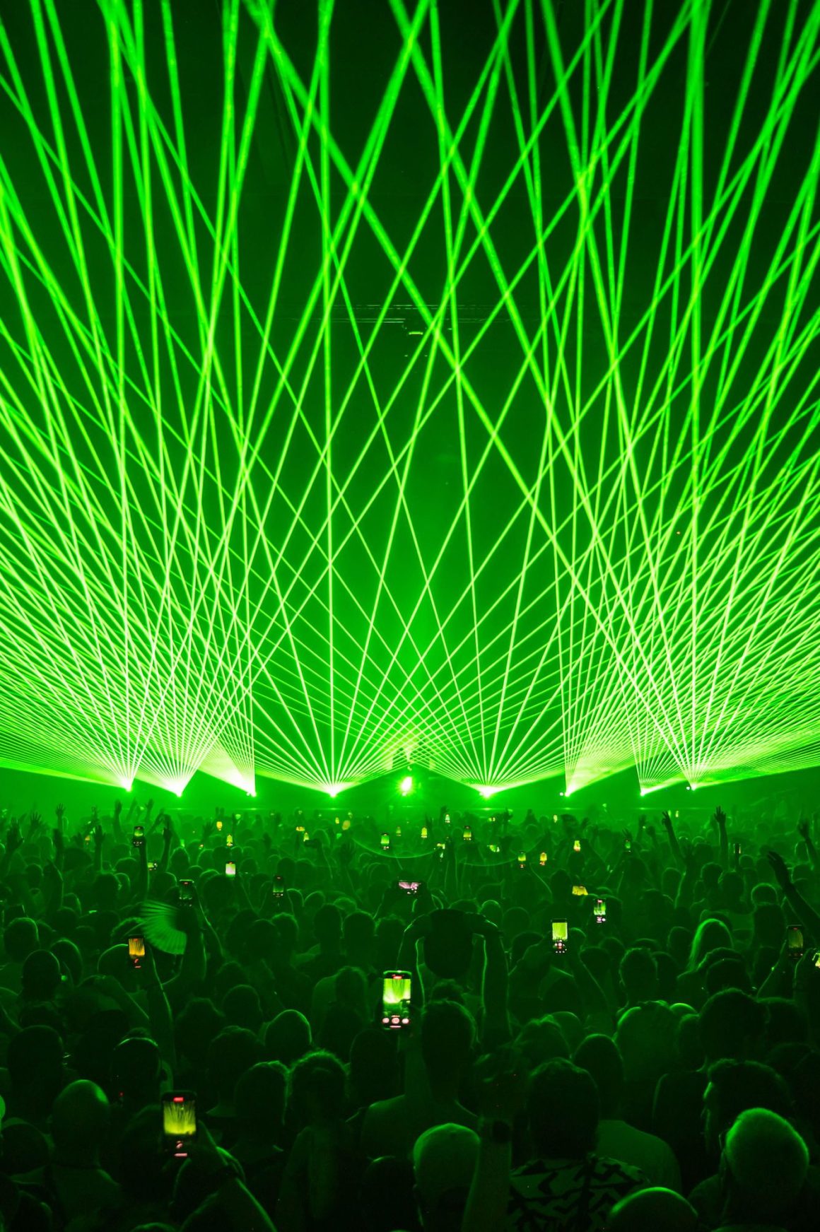 Público iluminado por láseres verdes durante el directo de BICEP en SonarClub 2025