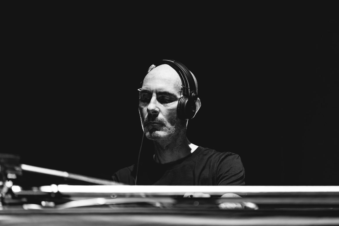 Retrato en blanco y negro de Ángel Molina en los platos, concentrado