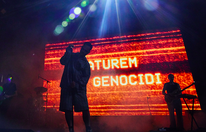 Escenario de SonarPark con mensaje “Aturem el genocidi” en pantalla durante la actuación de Alizzz en Sónar 2025