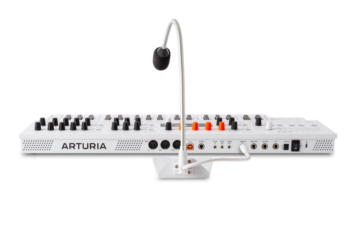 Vista trasera del Arturia MiniFreak Vocoder con micrófono de cuello de ganso conectado