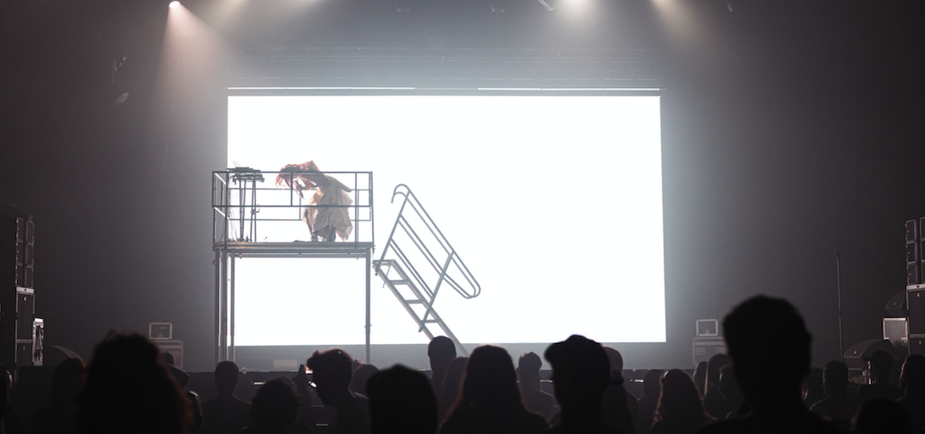 Nina Emocional actuando en SonarHall durante Sónar 2025, iluminada entre haces de luz