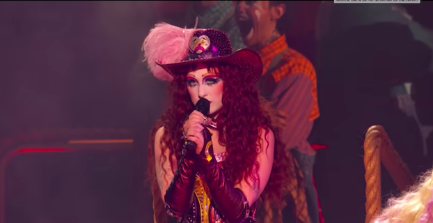 Chappell Roan en el Primavera Sound 2025 con sombrero rosa y maquillaje teatral, cantando en directo.