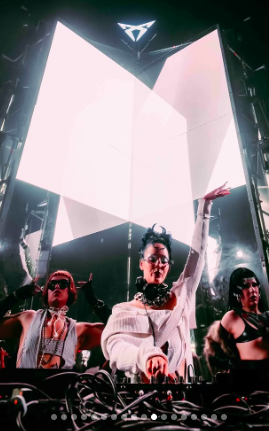 DJ en cabina con visuales geométricos y público eufórico durante Primavera Sound 2025.