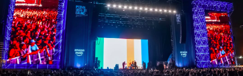 Concierto de Fontaines D.C. en el Primavera Sound 2025 con pantallas tricolores y público en masa