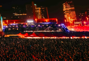 Vista nocturna del público del Primavera Sound 2025