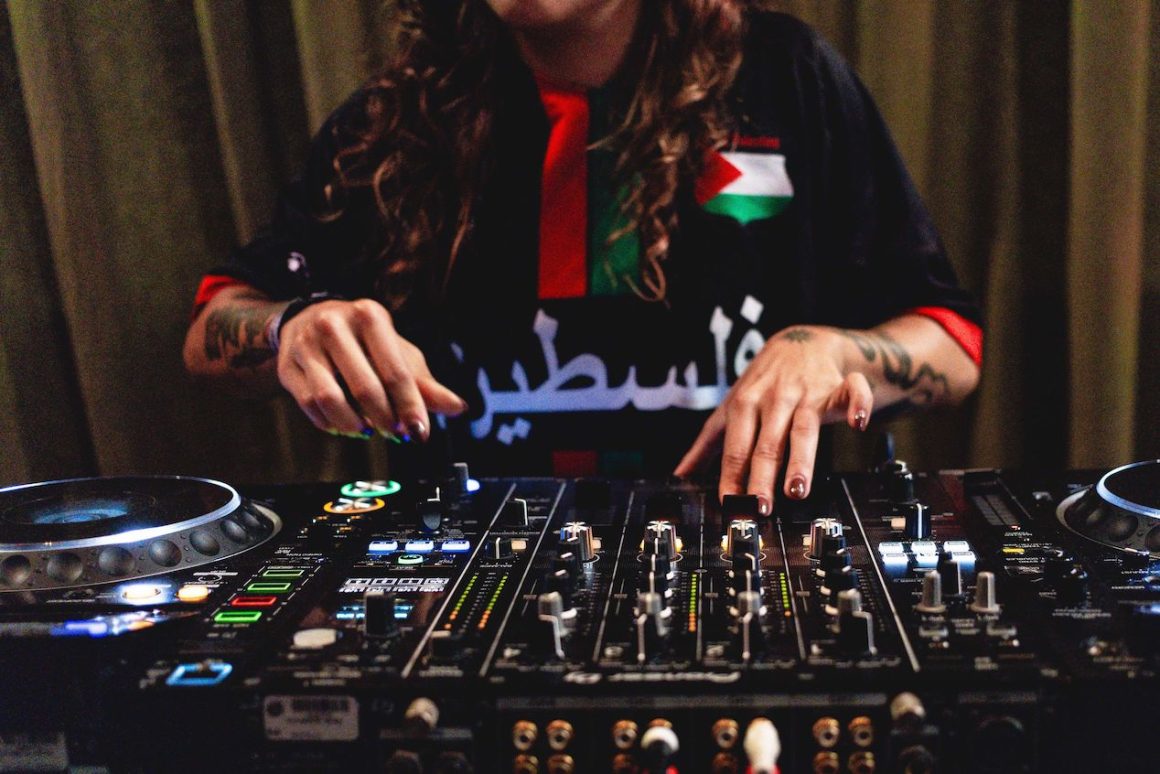 Primer plano de Noia mezclando con Pioneer DJ en SonarPark 2025