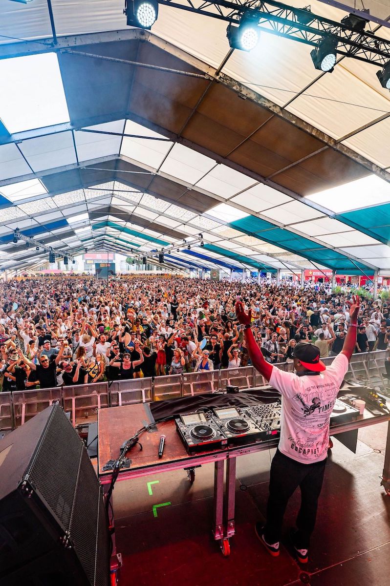El DJ Todd Terry actuando en SonarVillage 2025 ante una multitud entregada.