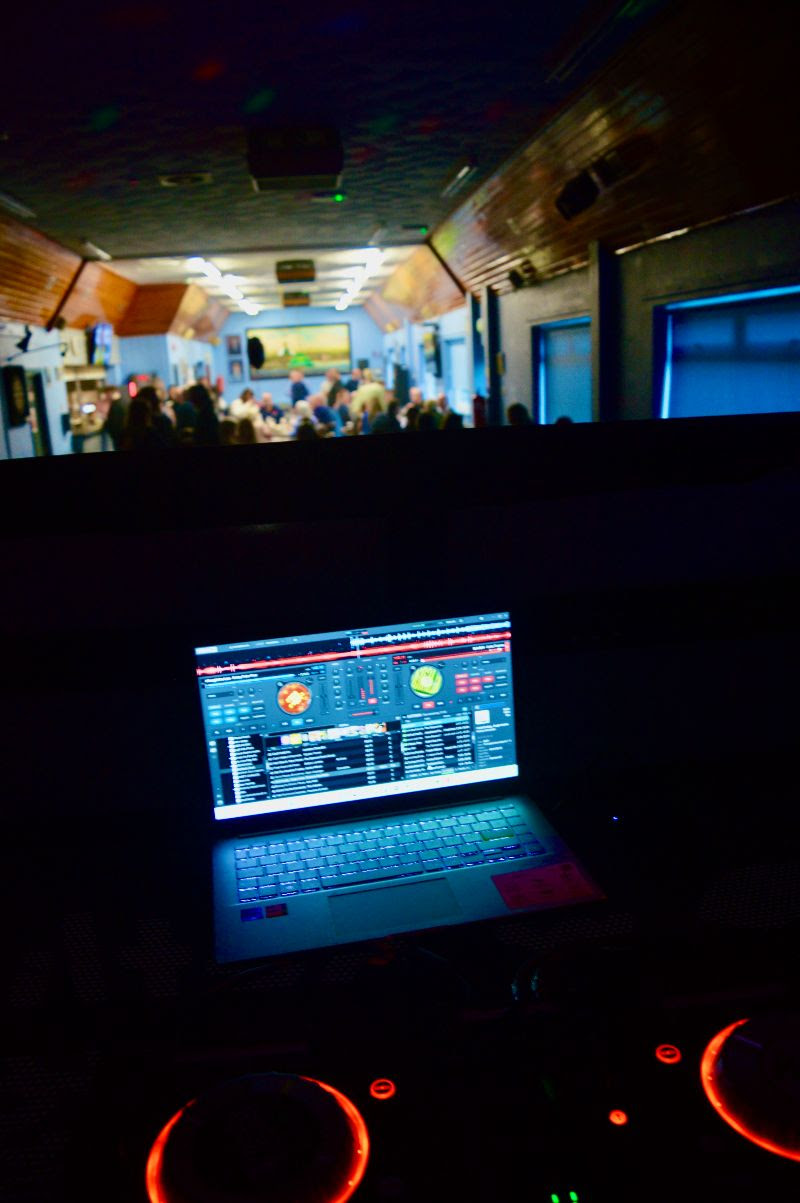 Vista desde la cabina del DJ con software de mezcla abierto y público al fondo disfrutando de la sesión en el Crosville.