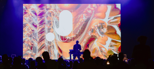 yaboihanoi actuando en SonarHall durante Sónar 2025 con visuales abstractos de fondo