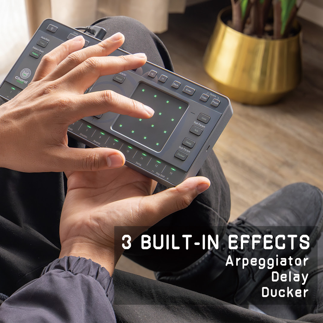 Persona usando el pad XY de la AlphaTheta Chordcat en las manos