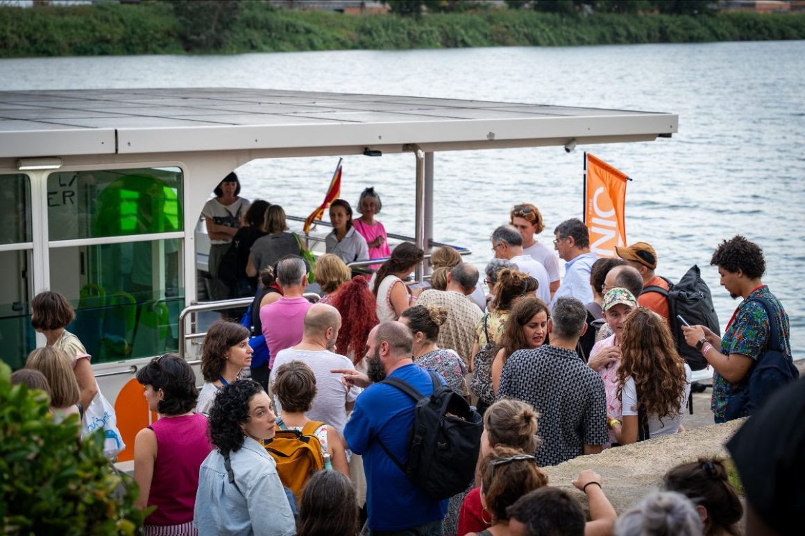 Grupo de personas esperando para subir a un barco en el río Ebre como parte de las actividades de Eufònic 2025.