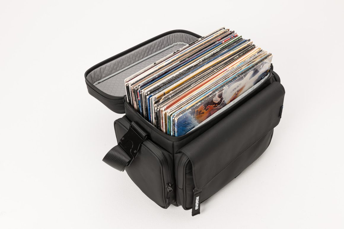 DJ transportando vinilos con la mochila Magma