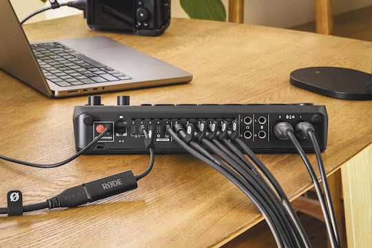 Vista trasera con el adaptador RØDE HDMI a USB-C conectado a una interfaz de audio