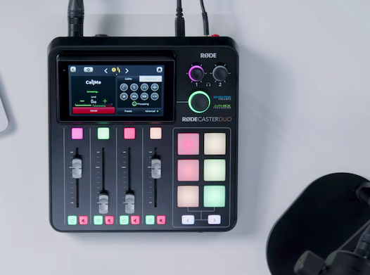 Pantalla del RØDECaster Duo con procesamiento de audio CallMe activo