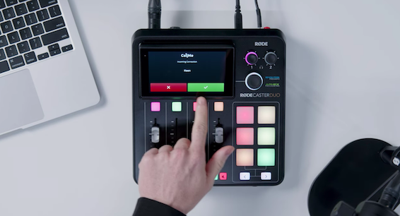 Pantalla del RØDECaster Duo mostrando una llamada CallMe entrante