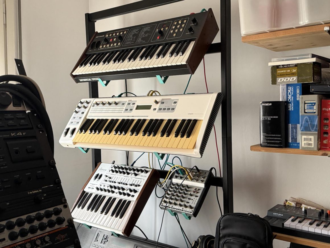 Tres sintetizadores de distintas épocas organizados en rack: Sequential Circuits Six-Trak, Novation Supernova y Arturia MiniBrute, junto a modulares y cajas de efectos en un entorno de estudio profesional