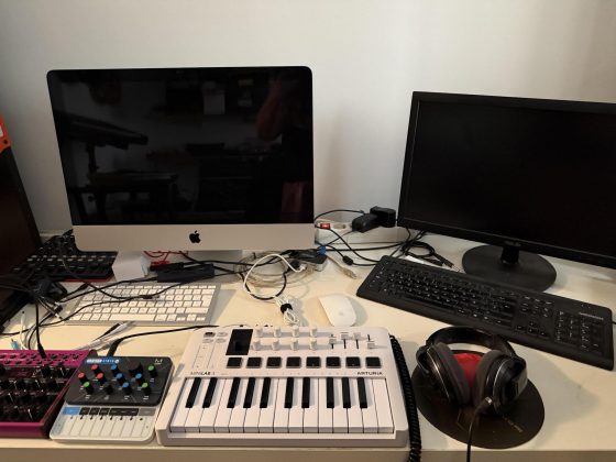 Controlador MIDI Arturia MiniLab 3 en un estudio casero junto a iMac, auriculares y otros dispositivos de producción musical