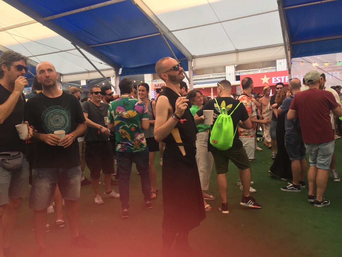 Grupo de asistentes compartiendo momentos en un festival de verano 2025 en España