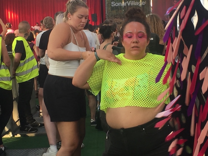 Fotografía del público en el Sónar Village, donde la creatividad y la autoexpresión son tan protagonistas como la música.