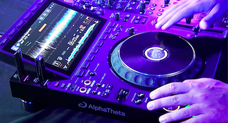 Vista del reproductor AlphaTheta CDJ-3000X con jog wheel iluminado y pantalla mostrando la forma de onda en directo