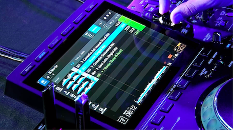 Vista detallada de la pantalla del CDJ-3000X mostrando lista de pistas y formas de onda