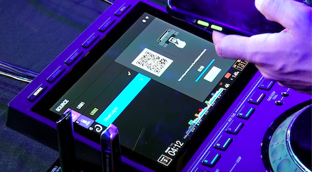Pantalla táctil del CDJ-3000X mostrando el menú de fuentes y código QR para conexión