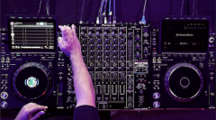 Vista cenital de dos reproductores AlphaTheta CDJ-3000X junto a la mesa DJM-V10 en cabina