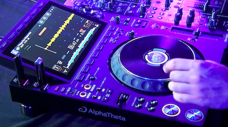CDJ-3000X de AlphaTheta con jog wheel y pantalla táctil en uso