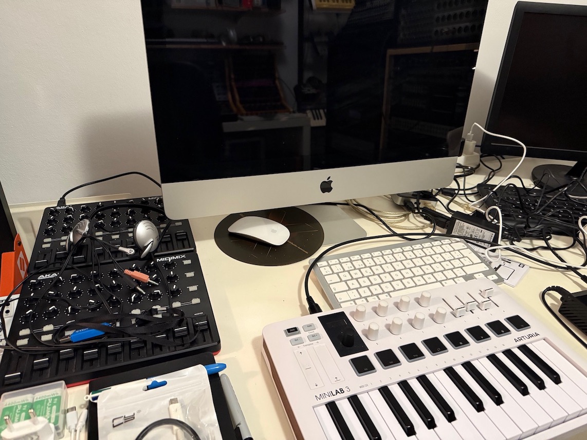 Arturia MiniLab 3 controlador MIDI compacto en estudio