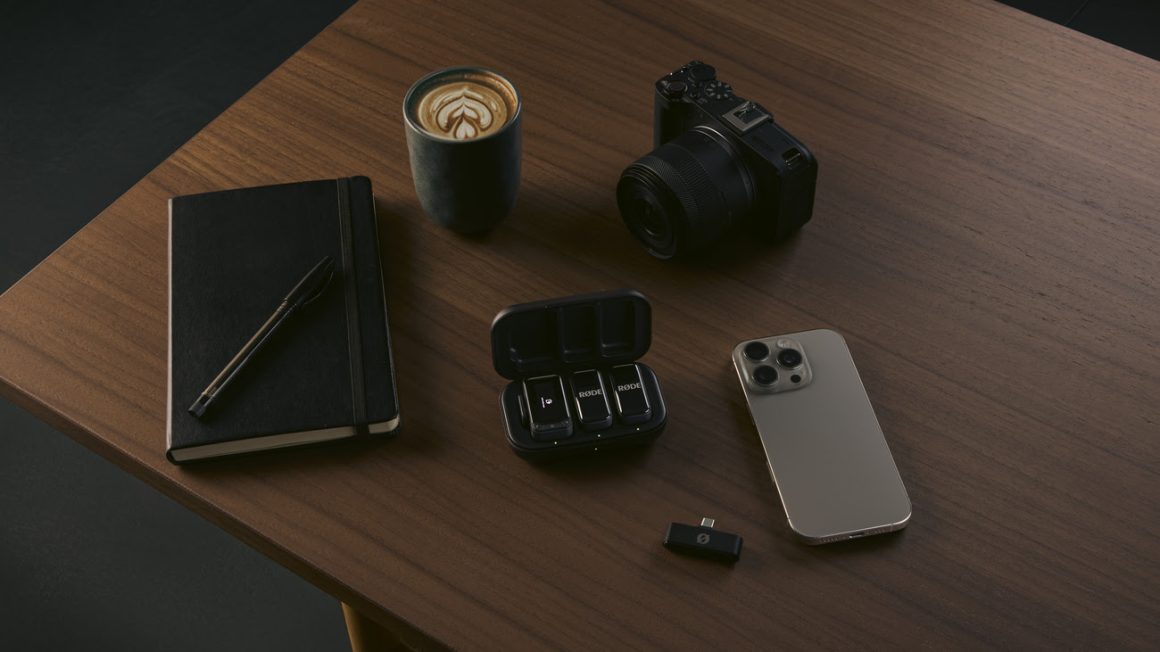RØDE Wireless Micro Camera Kit junto a cámara mirrorless y smartphone