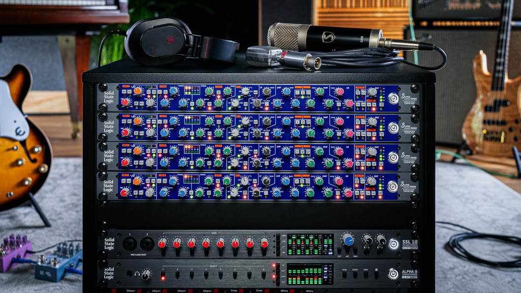 Panel trasero del SSL Super 9000 con entradas de línea, micrófono, sidechain y salida balanceada