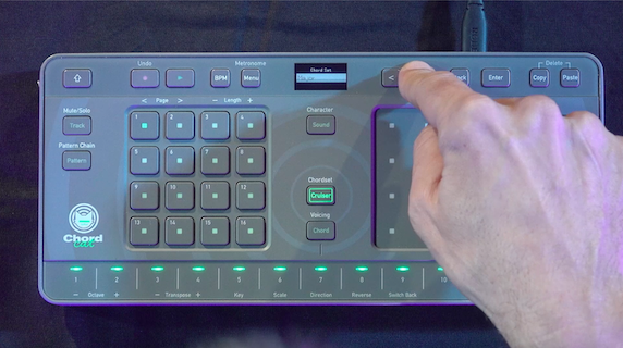 Mano cambiando el conjunto de acordes en el Alphatheta Chordcat durante el tutorial con Ableton Live