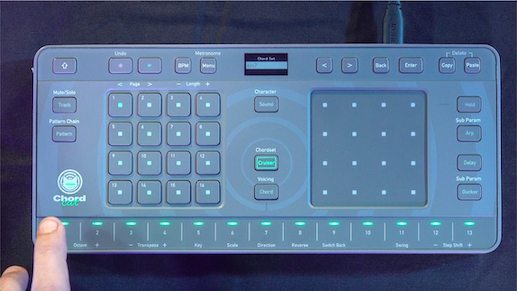 Mano ajustando la octava en el Alphatheta Chordcat durante el tutorial con Ableton Live