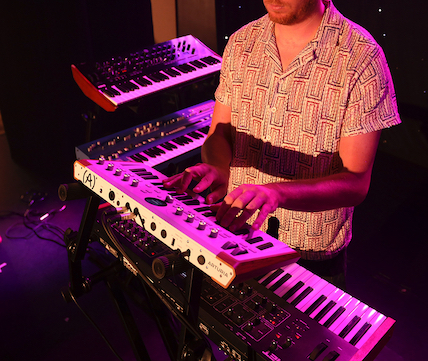 Arturia AstroLab 37 en uso por un músico durante una actuación en directo