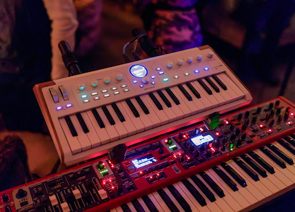 Arturia AstroLab 37 montado en rig de directo junto a otros teclados