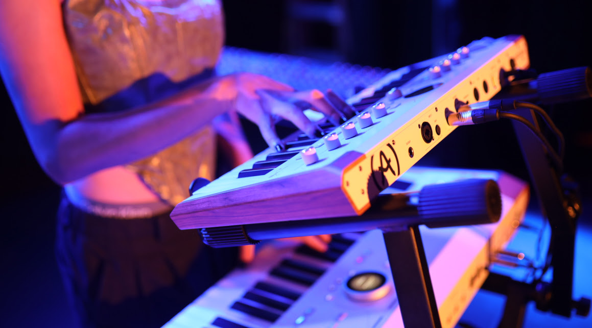 Arturia AstroLab 37 detalle lateral del teclado durante una actuación en directo