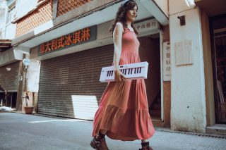 Persona transportando el Arturia KeyStep mk2 por la calle con auriculares