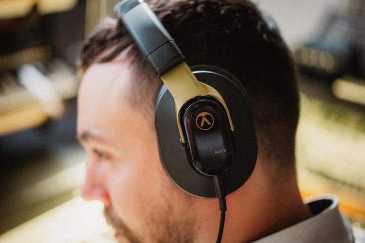 austrian audio hi-x18 gold detalle del auricular en uso