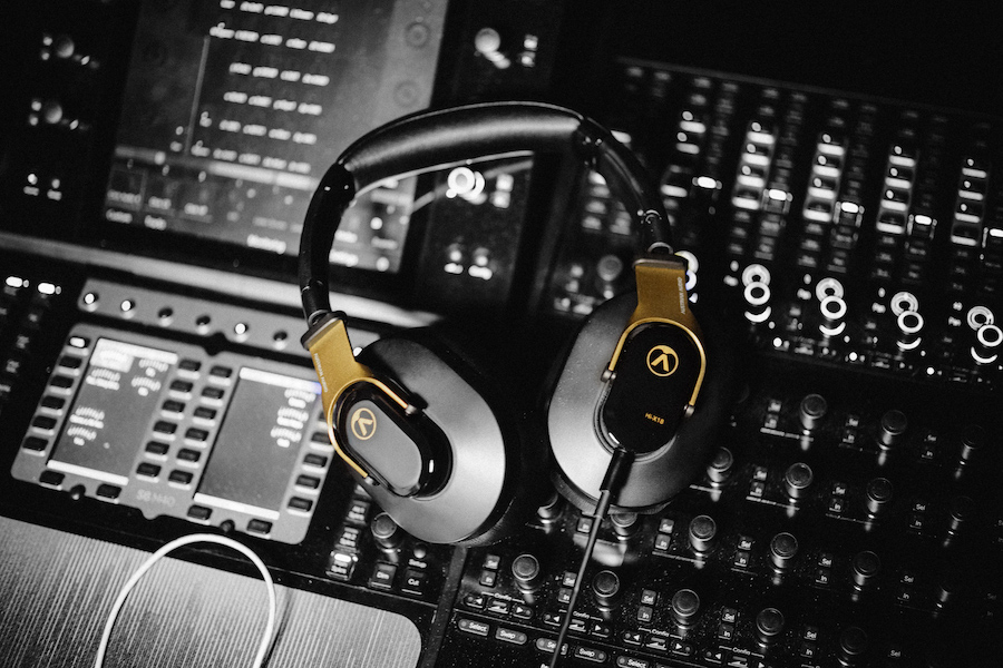 austrian audio hi-x18 gold sobre mesa de mezclas en estudio