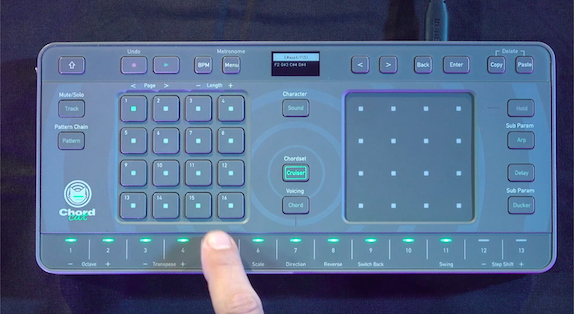 Mano usando la función de transposición en el Alphatheta Chordcat durante el tutorial con Ableton Live