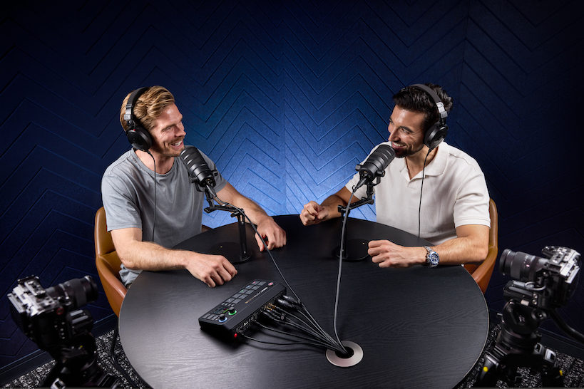 RØDECaster Video S en uso durante un podcast con dos micrófonos RØDE
