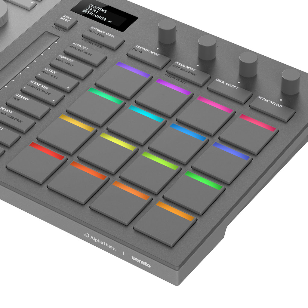 AlphaTheta SLAB Serato Studio detalle de pads multicolor y encoders superiores