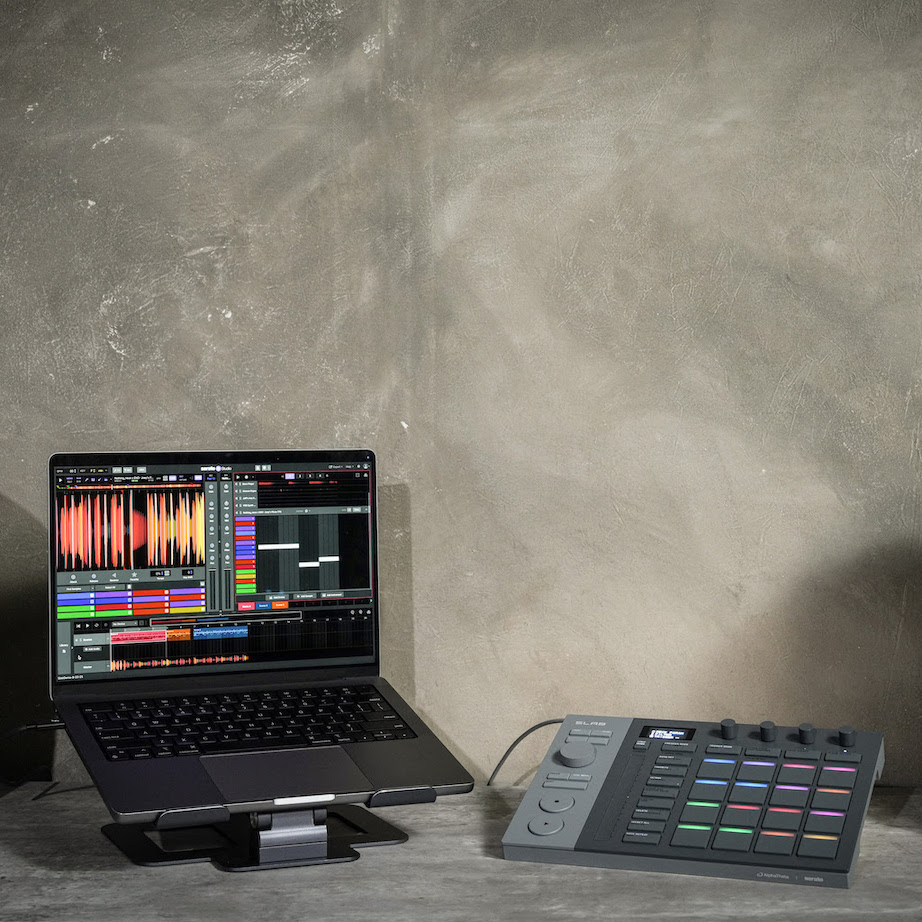 AlphaTheta SLAB Serato Studio junto a portátil en un entorno de producción