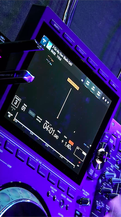 CDJ-3000X 2025 vista Master Player con pista cargada en cabina